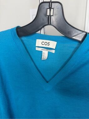 COS Men’s V-Neck Sweater in Bright Teal